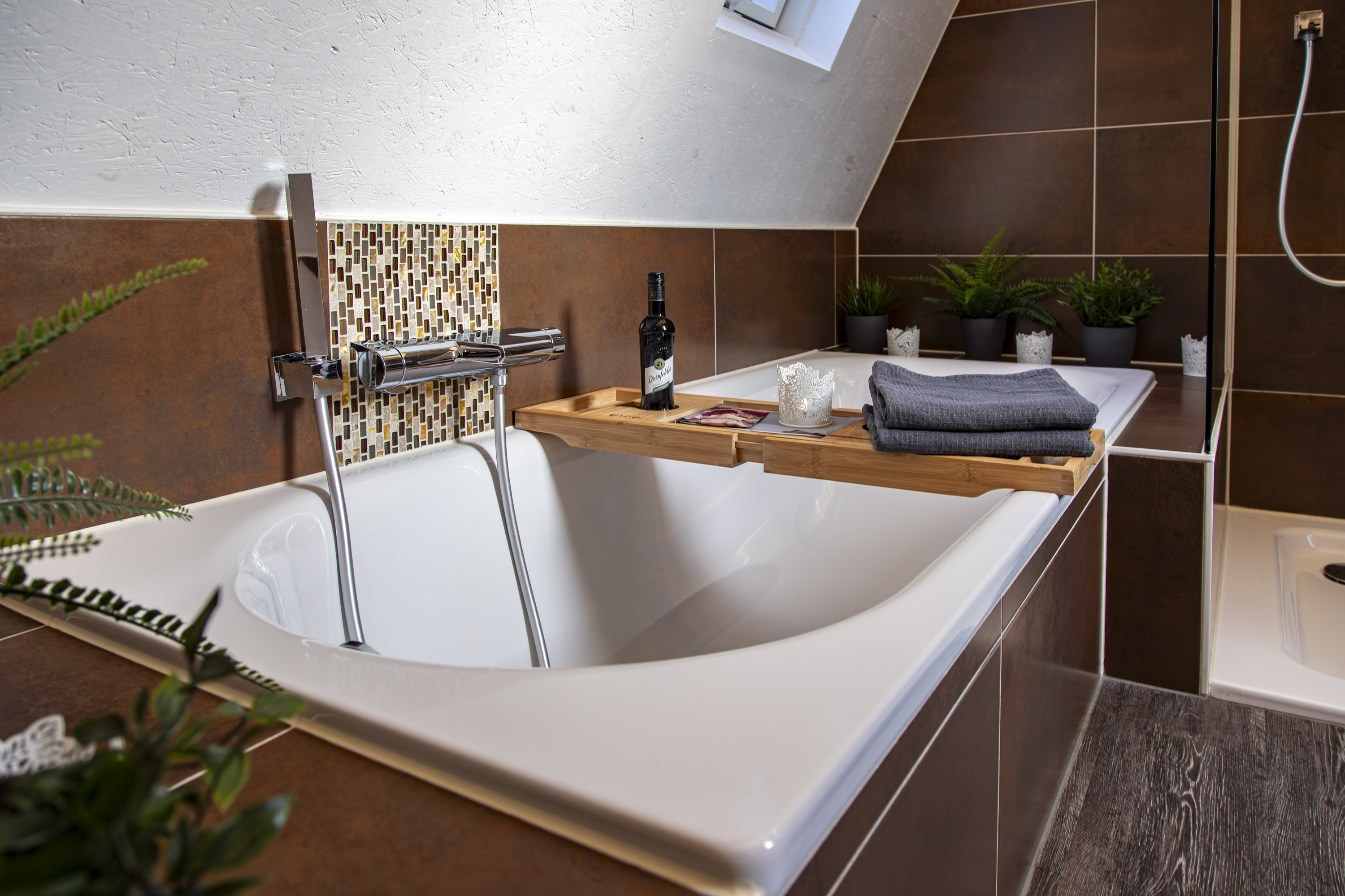 Modernes Badezimmer mit ebenerdiger Dusche – Barrierefreie Ferienwohnung Schleswig-Holstein